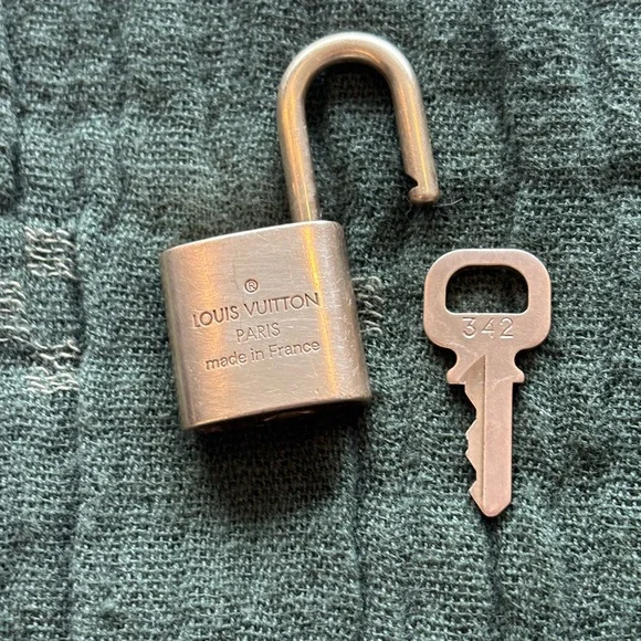 Louis Vuitton Padlock with Key 342 - Picture 3 of 4